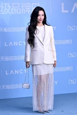 张柏芝
出席朗姿LANCY大秀时的白色穿搭
纯洁又性感，一眼看去令人心动
是否令