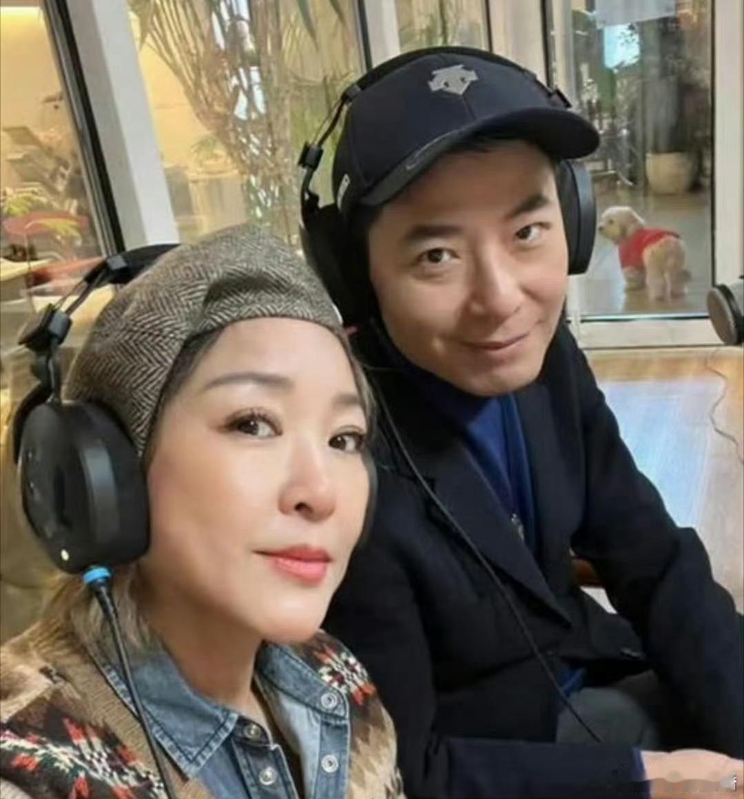 戴军去李静工作室像回自己家了不用寒暄不必拘谨，进门便主动忙碌，二十余年彼此扶持，