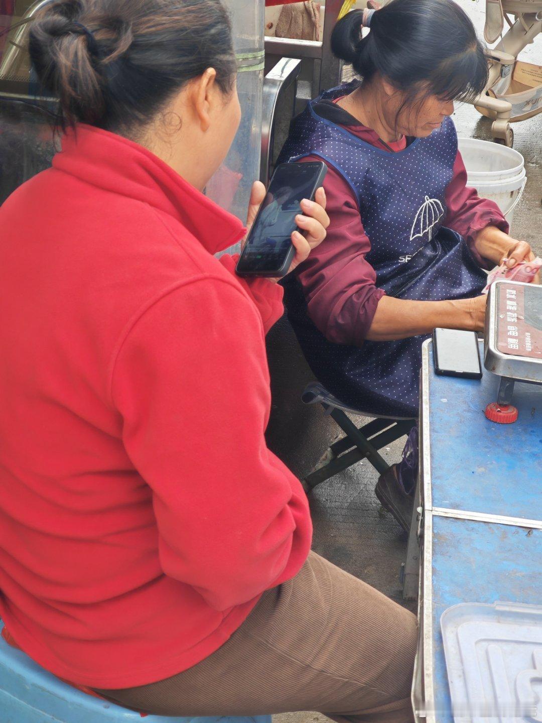 红色大妈在刷抖音，听别人介绍股票，讲的是基础知识。