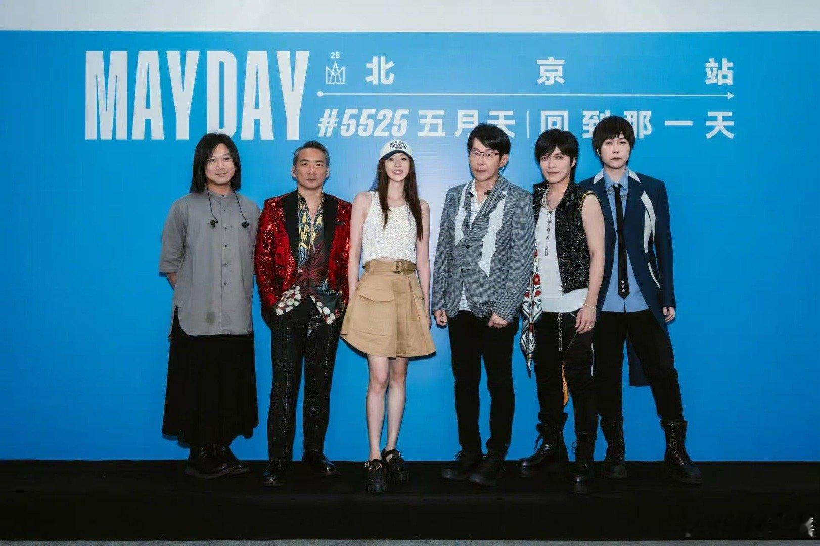 童瑶晒与五月天合照童瑶姐这波操作太“狠”了！五迷朋友们，把“羡慕哭了”打在公屏上