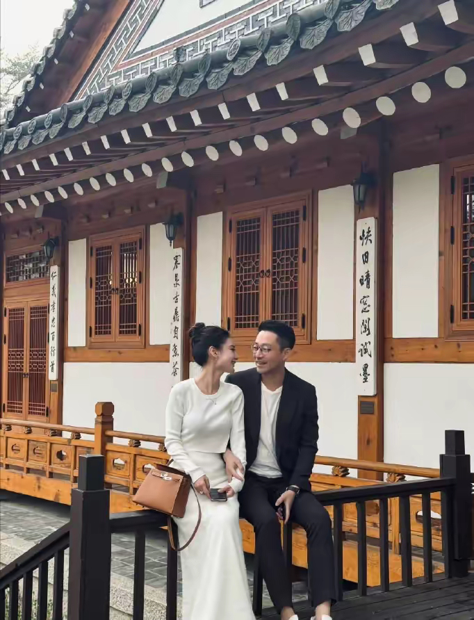 #汪小菲称下周与mandy领证# 近日，汪小菲在直播中宣布下周将与未婚妻Mand