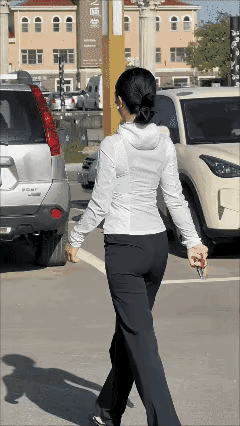 步伐很有时尚感[赞]城市漫步时尚风 女性走路气质 街头时尚风范 女性走路气质 街