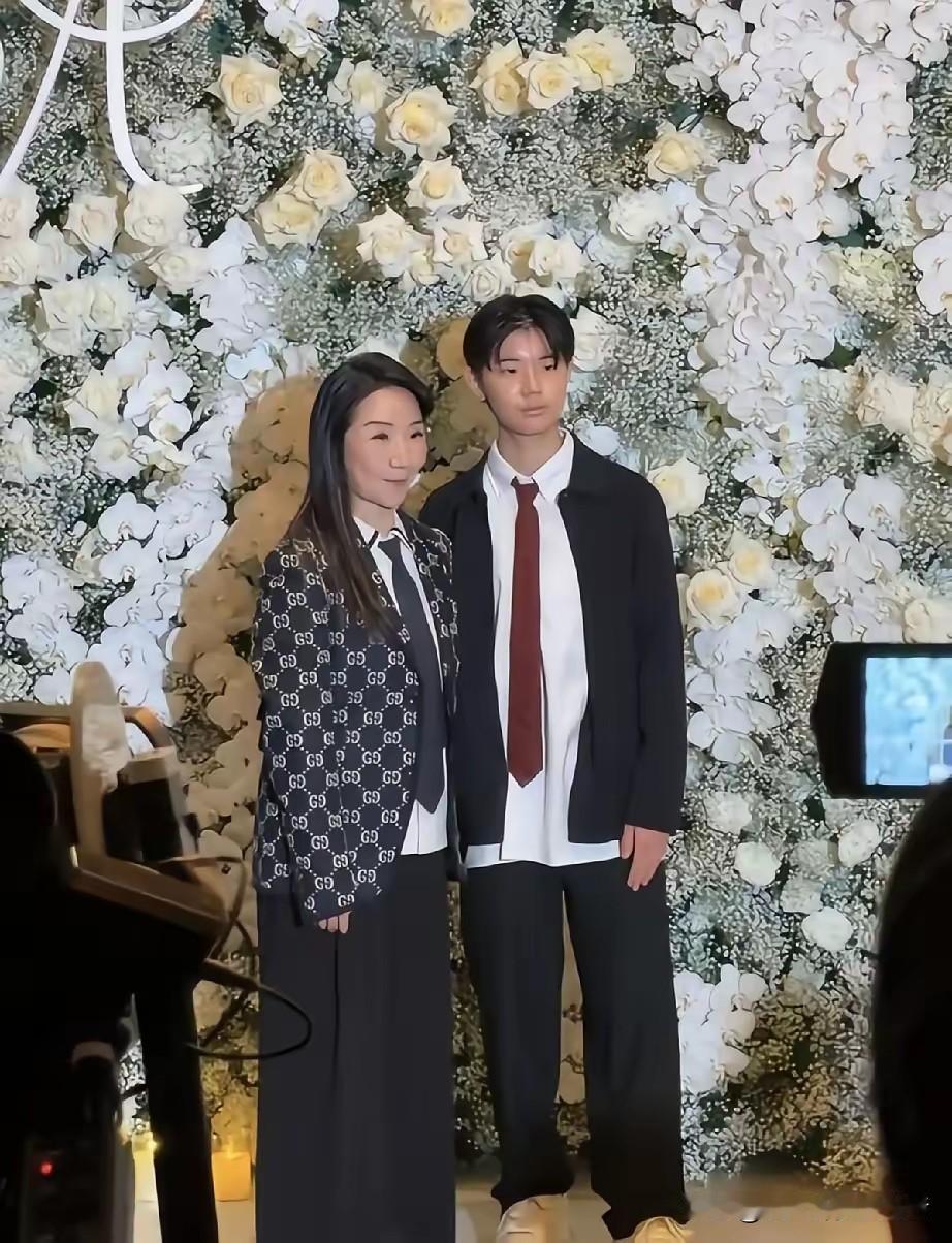 陶晶莹和李李仁这两个孩子还真的好像长反了。
女儿长得像男孩，梳着帅气的发型，带着