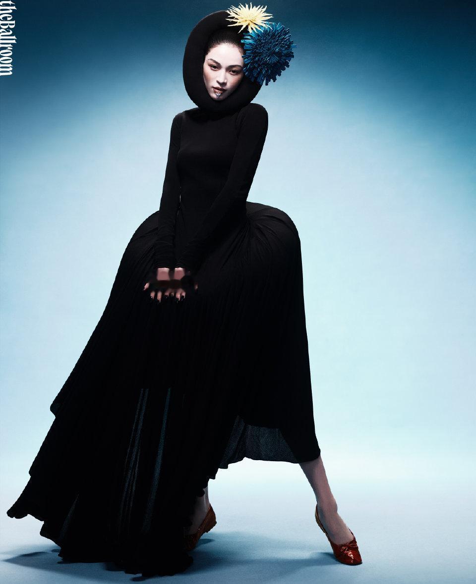 theBallroom舞格 2025 秋冬刊「回溯」主题封面，钟楚曦 「花羽溯影