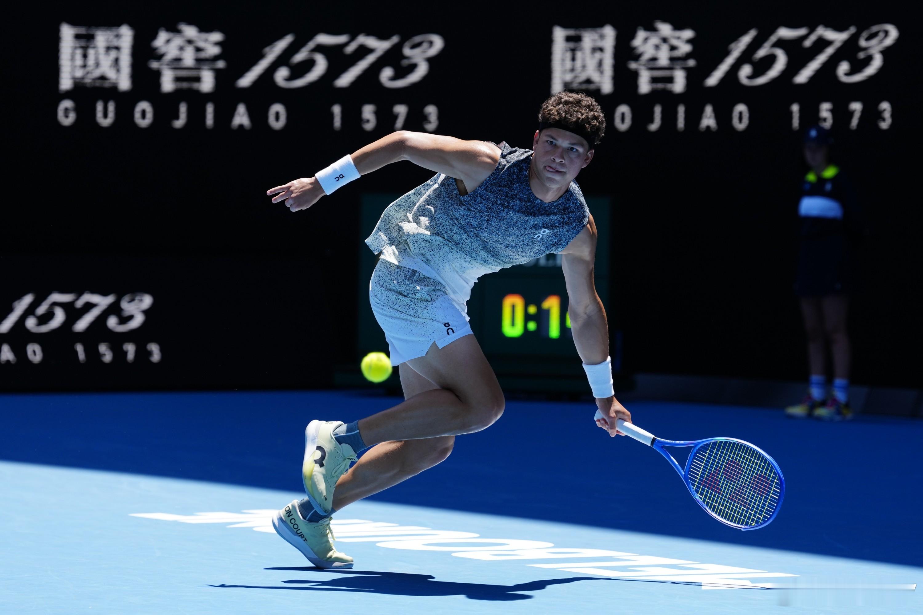 在中央球场的一场左撇子大战中，谢尔顿直落三盘击败安贝尔，挺进到赛会第二轮。澳网2