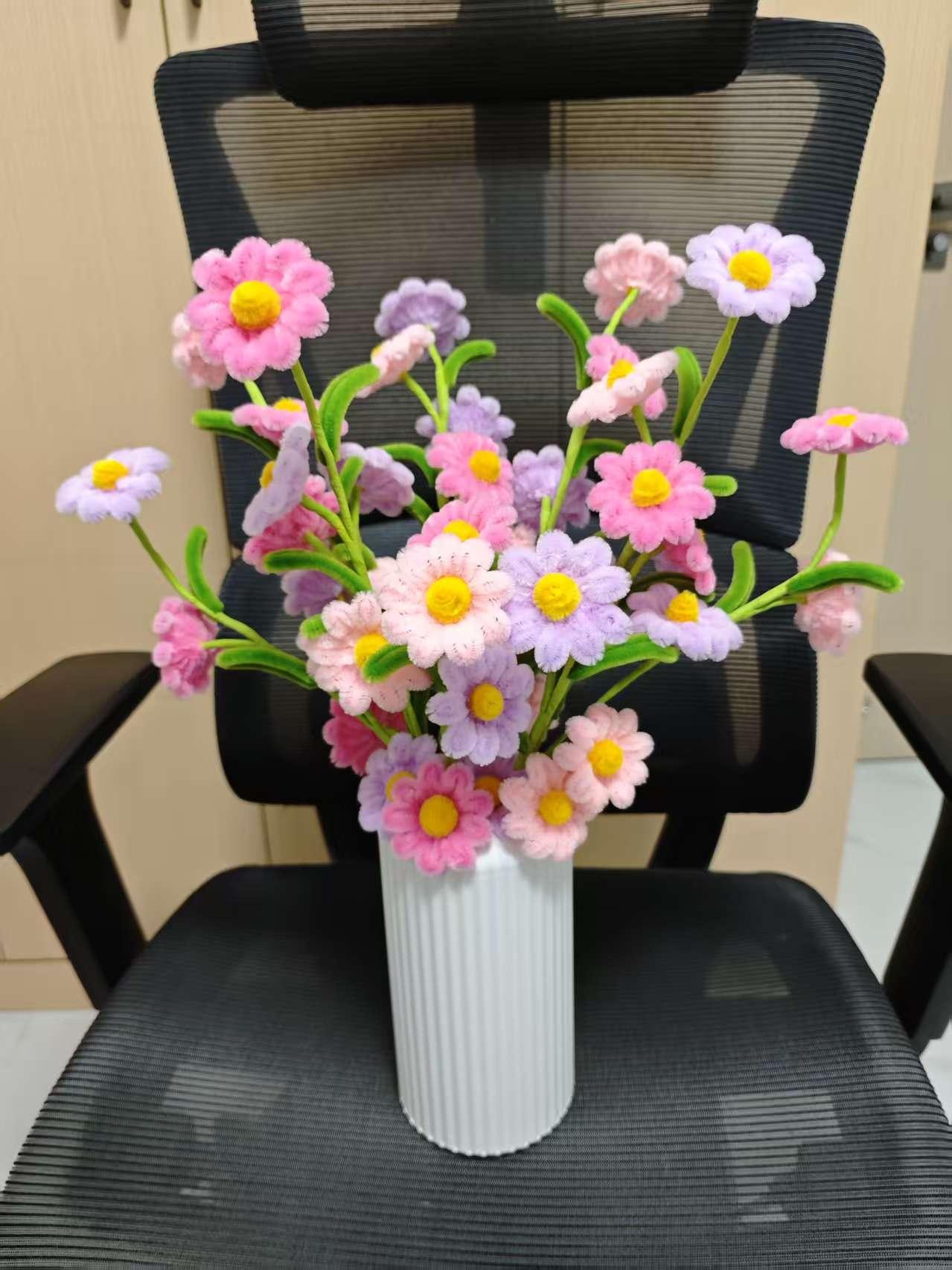 今天下午见到以前老同事老魏，同老伴一同在超市买菜，老魏已经七十多了，我们认识也三