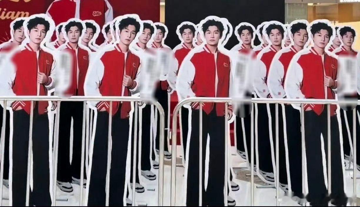 杨旭文一个人就是一个战队 內娱独一份的排面！杨旭文红白色棒球服人形立牌排成整齐方