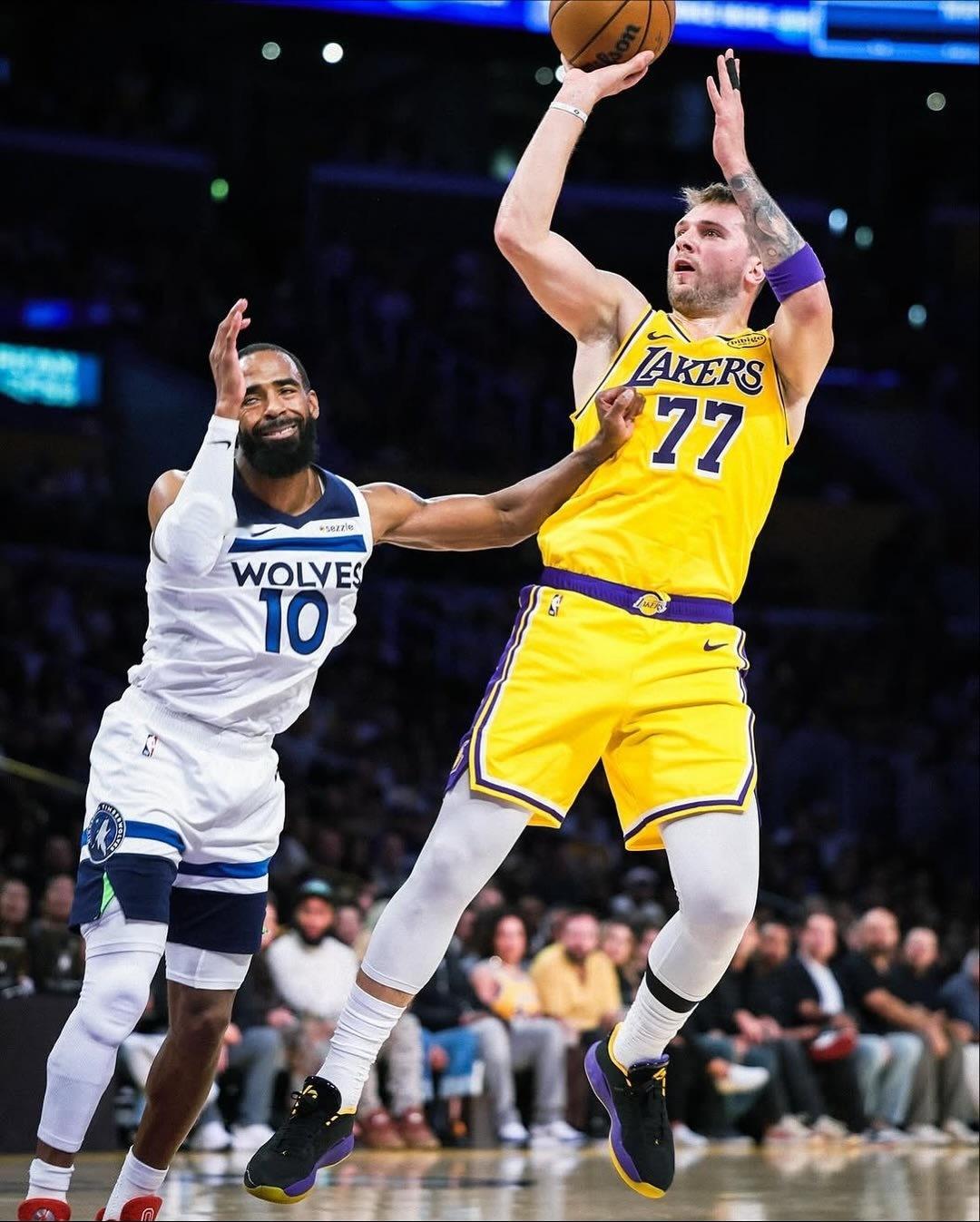 康利: ___________！看图配文，交给你们了！里夫斯绝杀森林狼 ​​​