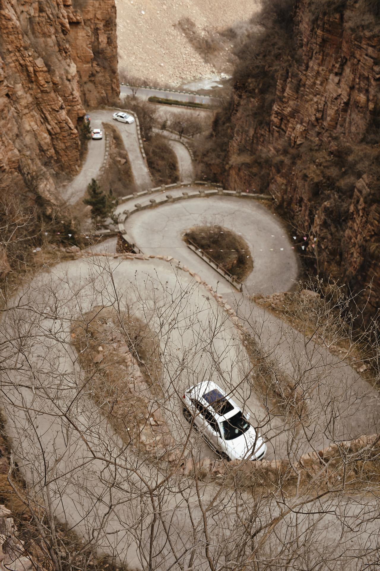 秦王湖十六拐抖音符号盘山公路。在沙河太行山间这条形似抖音标识的螺旋盘山路，弯陡景