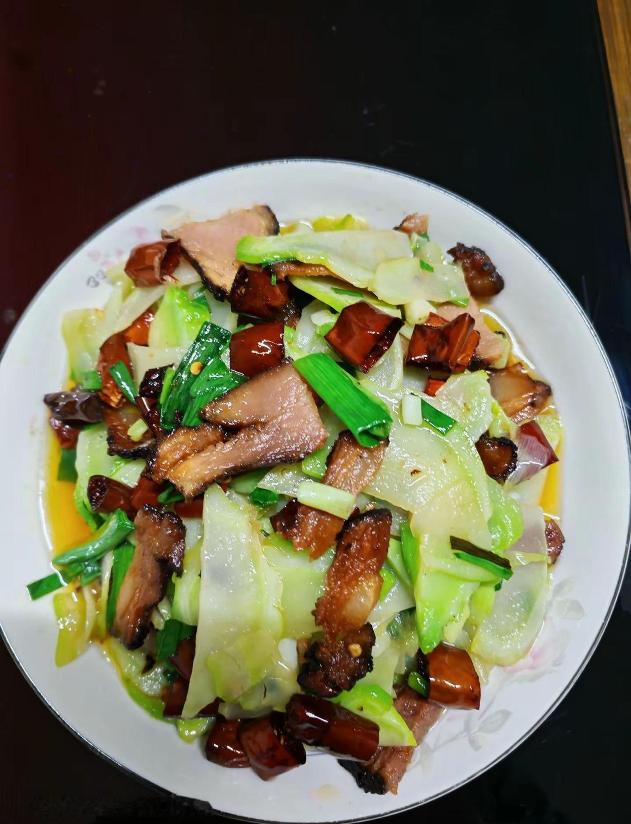 无论生活遇见何种境遇，都要保持一份乐观心态，一人随心偶尔微醺小酌，卸下所有疲惫与