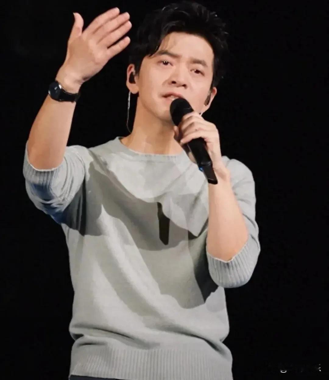 李健13年后重回春晚：这个“慢性子”歌手，终于又出来“治愈”我们了

说实话，看