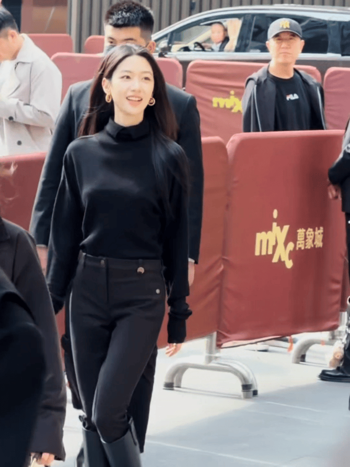 这样的女孩真的很有魅力！以前真没发现，她原来这么美，明艳又大气，长在了很多人的审