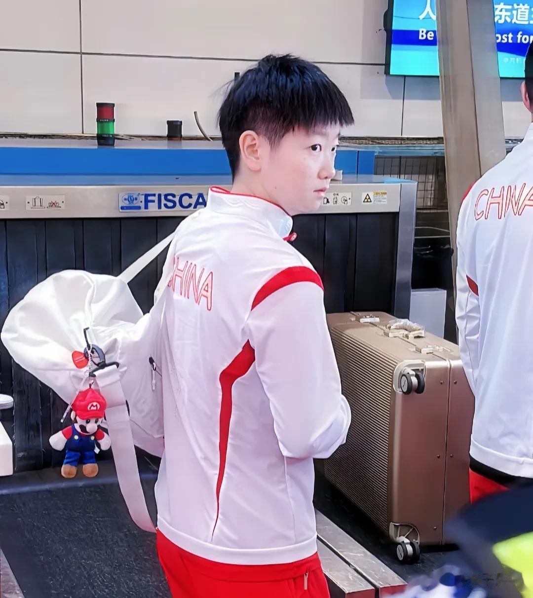 国乒安全到达兰州
#孙颖莎# 莎莎在飞机上睡觉，头毛都睡塌了，莎宝太累了[捂脸]