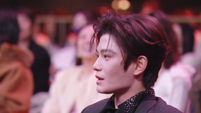 丁禹兮 你为什么低着头嘞 想躲！没门！ 