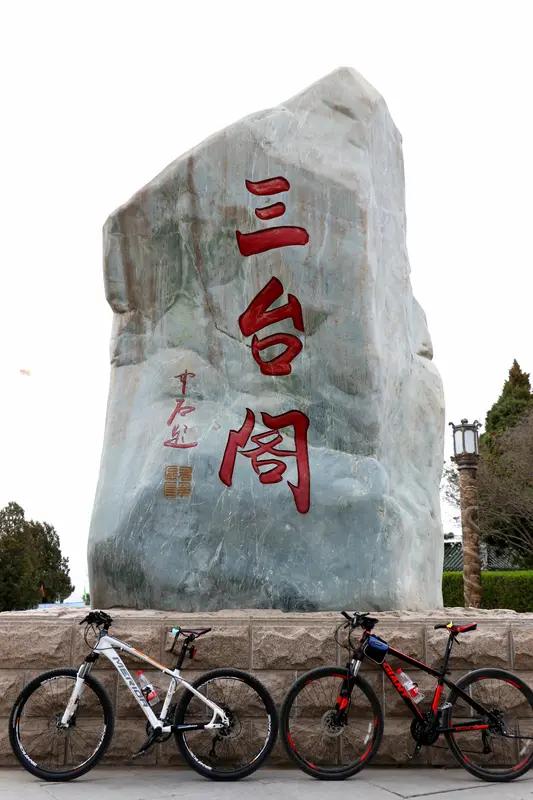 一路歌来三五骑。