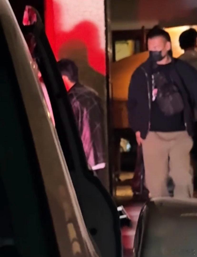 上海饭店偶遇周杰伦昆凌上海饭店偶遇周杰伦昆凌🥳！夫妻俩一同吃饭氛围感满满。结束