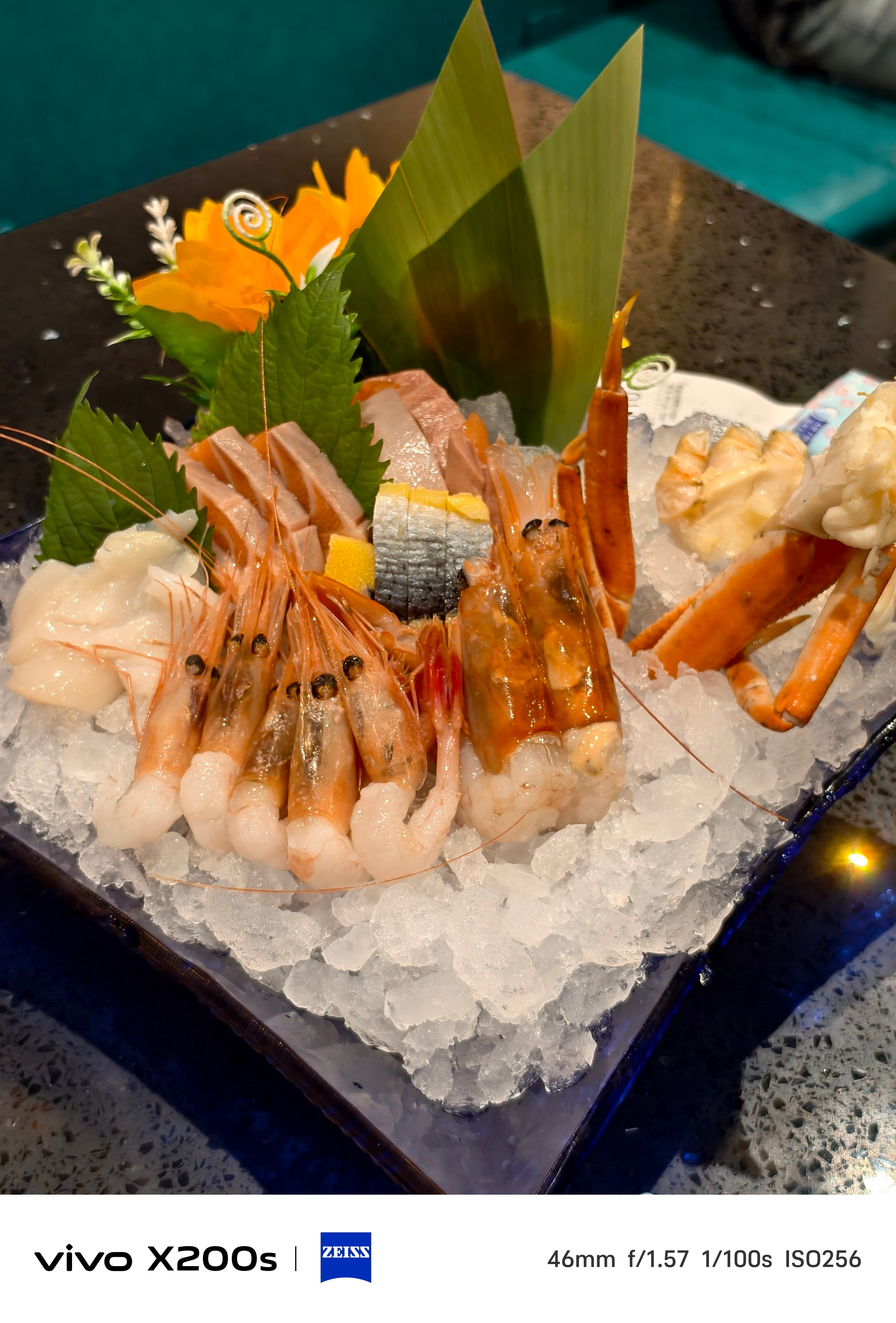 今天舒服了，去了香港吃了自助餐三文鱼各种刺身吃了三大盆，最后吃到 yue 了想吐