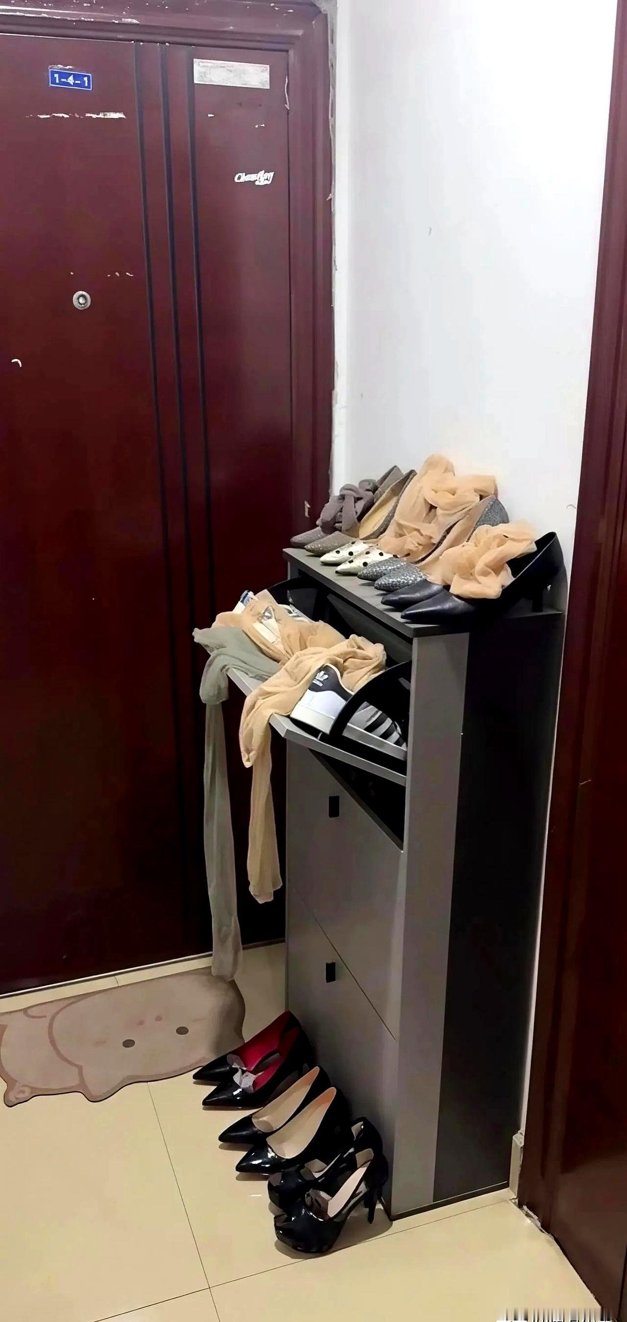 门一开，味儿先到。
客厅一地外卖盒，泡面碗长了毛，洗手台躺满粉底刷，阳台袜子成串