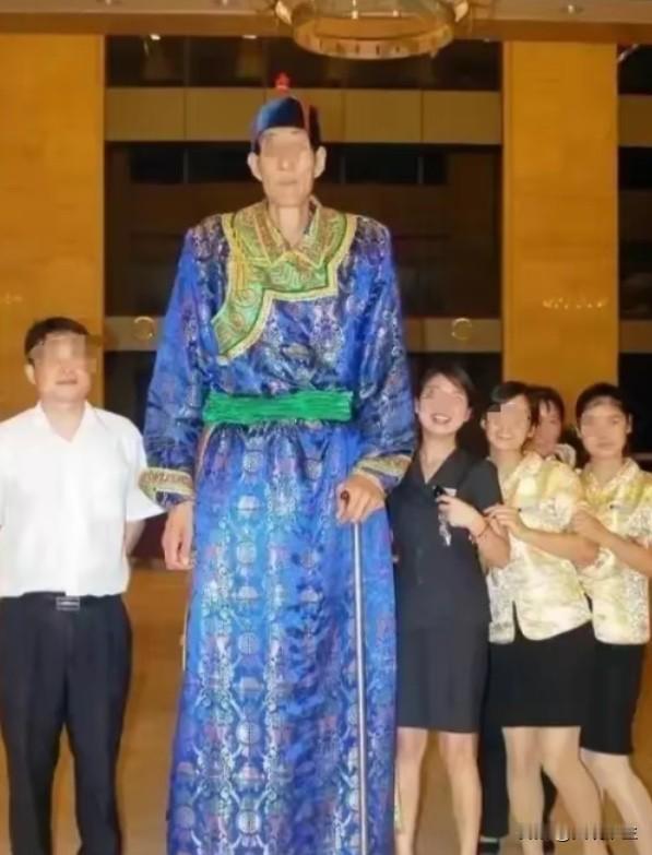 中国巨人鲍喜顺：不听医生劝告非要生子，现在儿子长到多高？被称之为“中国第一巨人”