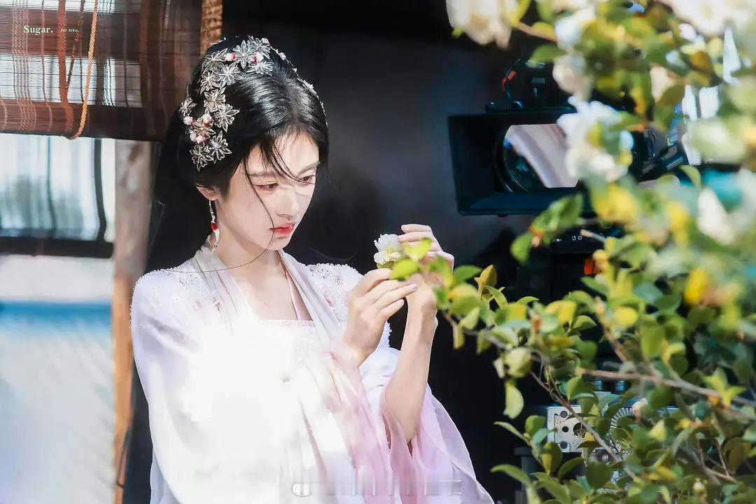 鞠婧祎这也太……  太美了吧 媚眼如丝 露芜衣有双会爱人的眼睛 鞠婧祎[超话] 