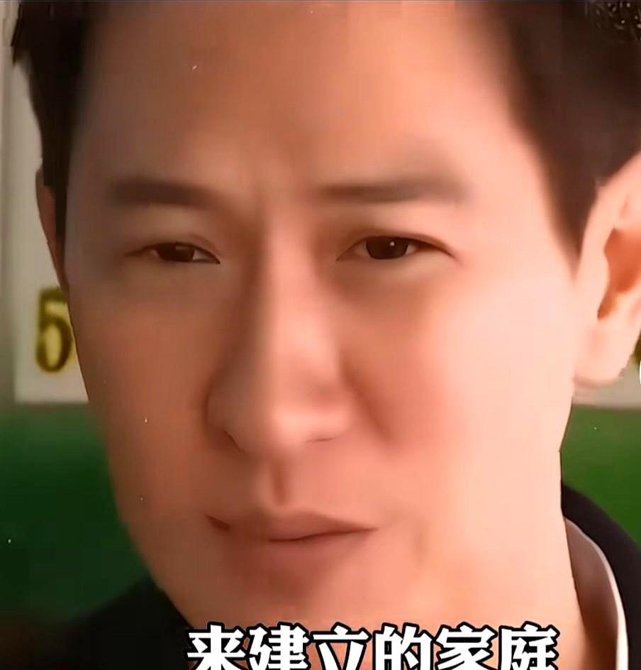 张家辉坦白想过出轨，但不敢。

他怕的不是关咏荷，是怕一次放纵，影帝事业和家庭就