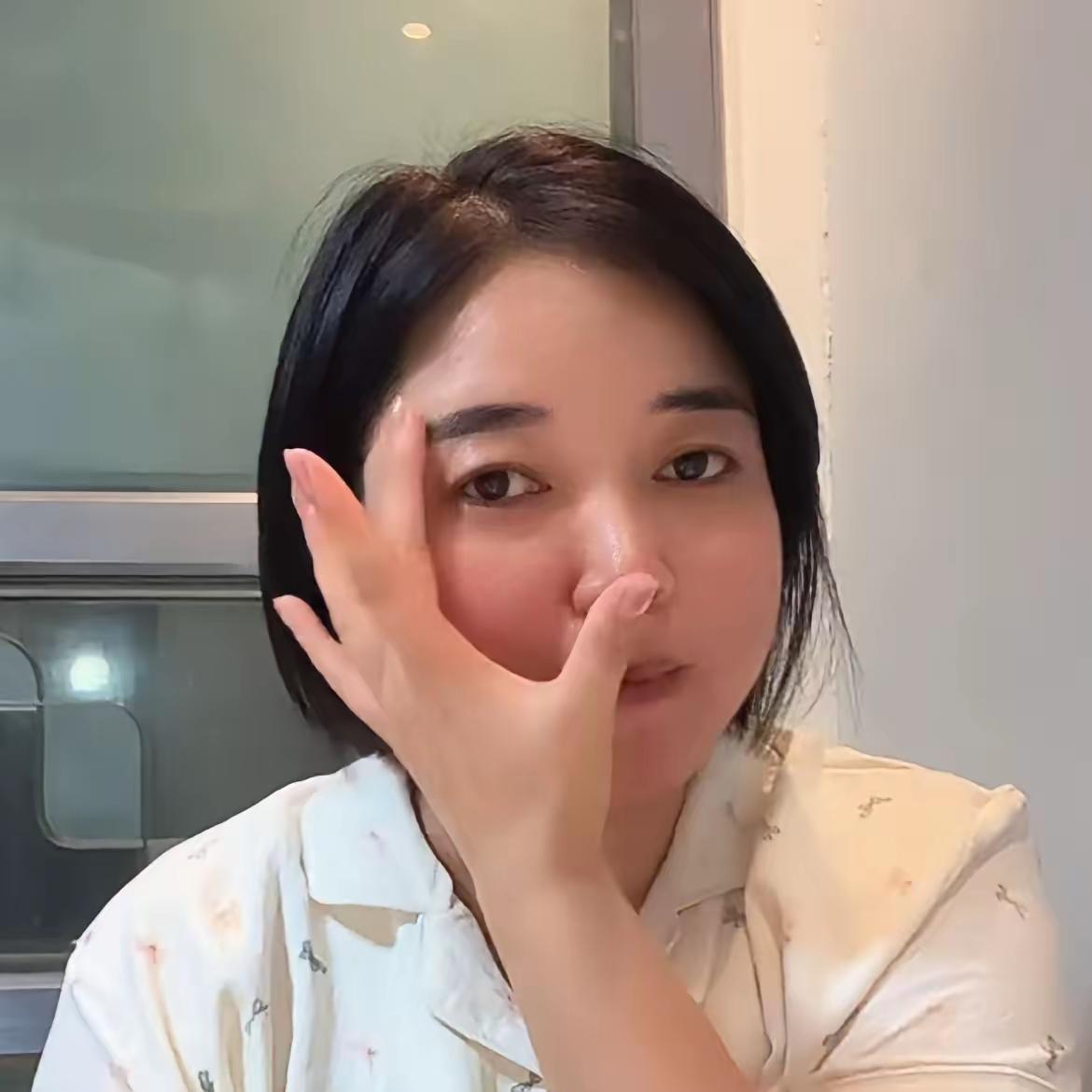 那位堂嫂说：“她大娘听说柴桑来到驻马店，他姐夫就去陪着她大娘，老杜的养子也给老杜