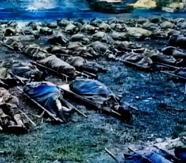 这是1985年1月20日，从老山某阵地争夺战中运回来的部分烈士遗体。由于战争太惨