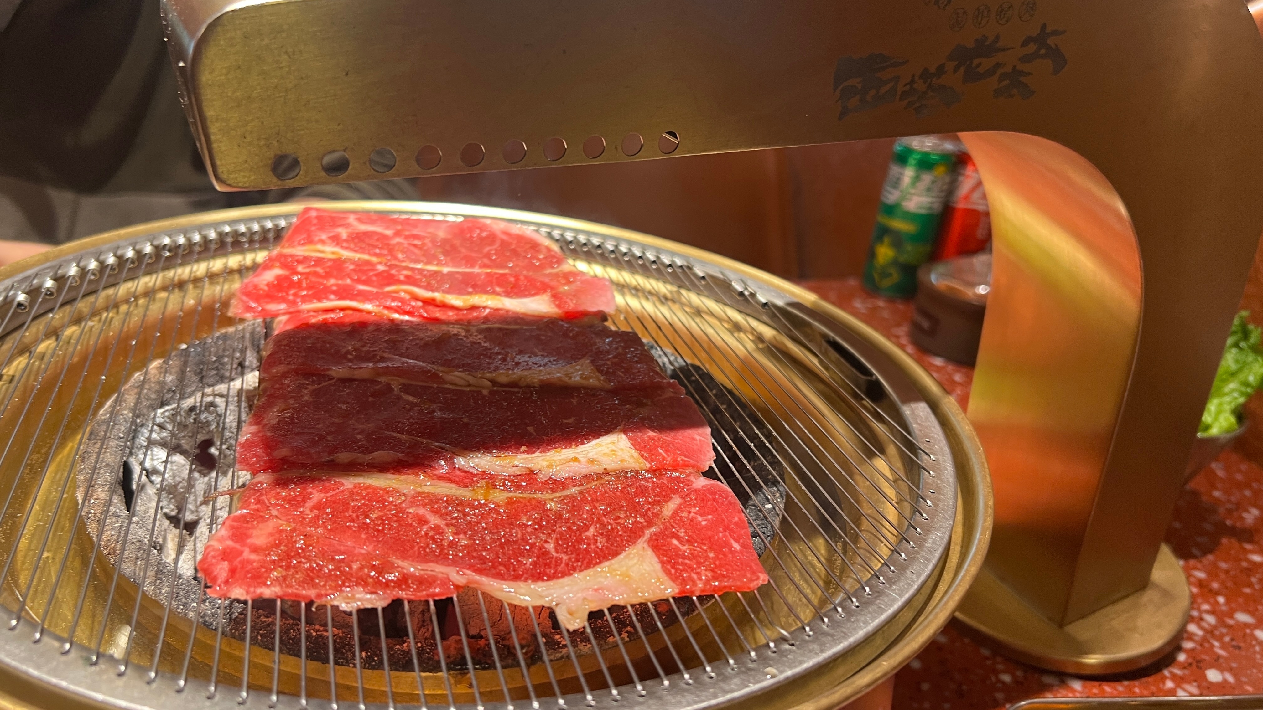 明天离开成都，今天儿子请老爸吃大餐，烤牛肉。[哈哈] ​​​