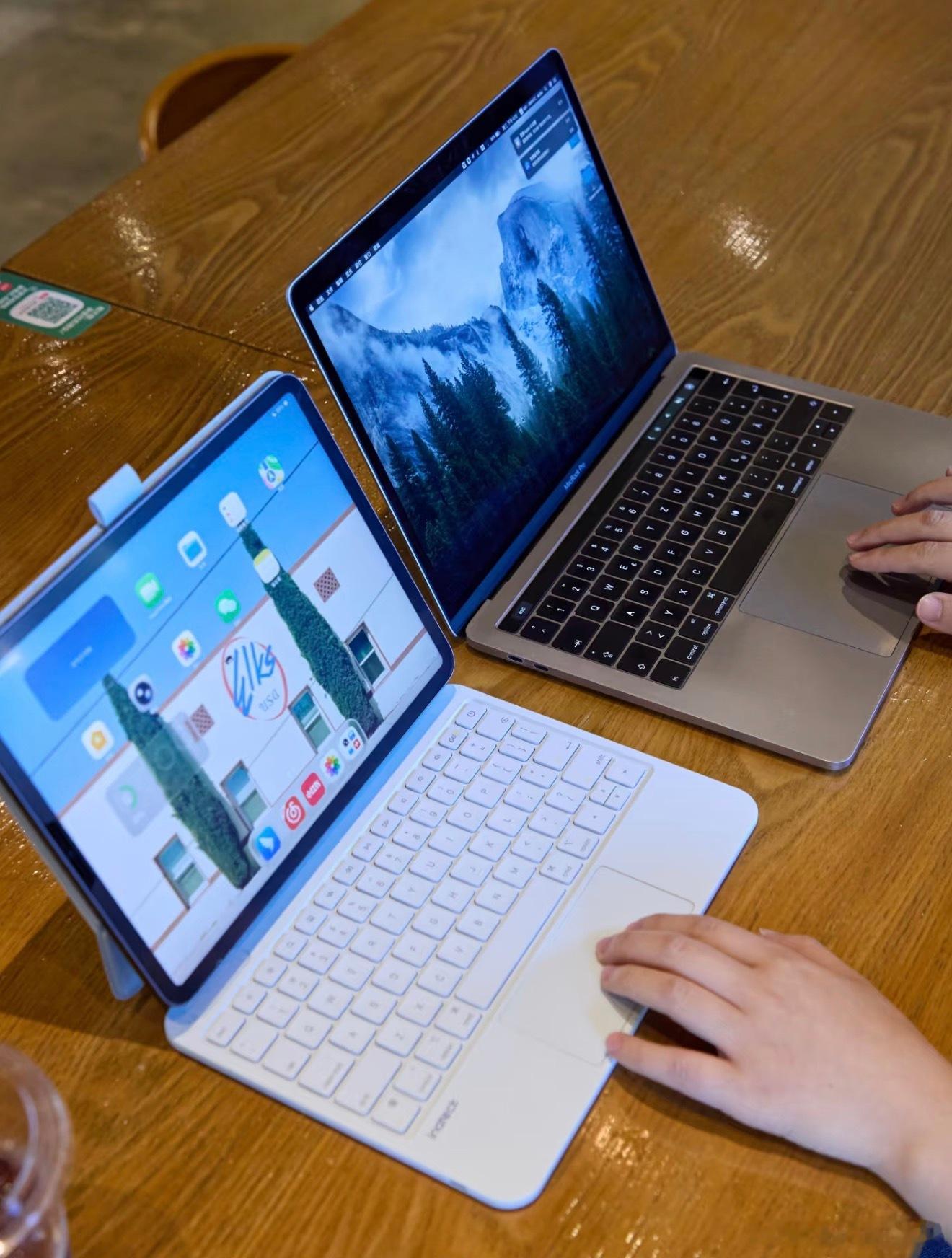 现在的情况大致是：iPhone 拼命想变成 iPad iPad 拼命想变成 Ma