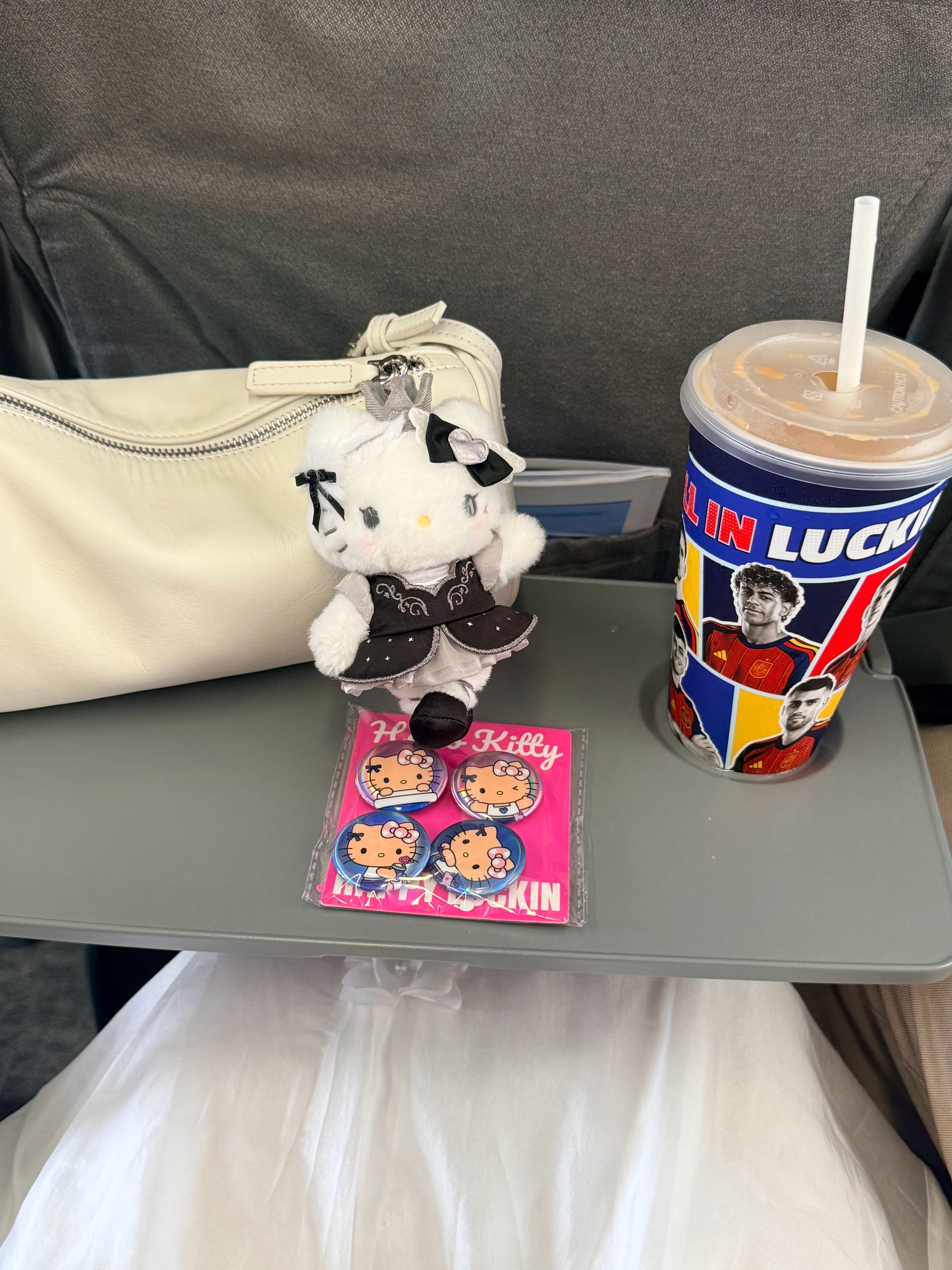 又去当上海妞了这个瑞幸 点的时候看图片是hello Kitty结果变世界杯联名的