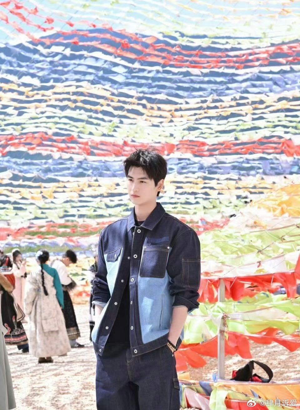 黄俊捷为角色剪短发黄俊捷又上山直播了 黄俊捷这次直播看得人心情好，山顶风景与他一