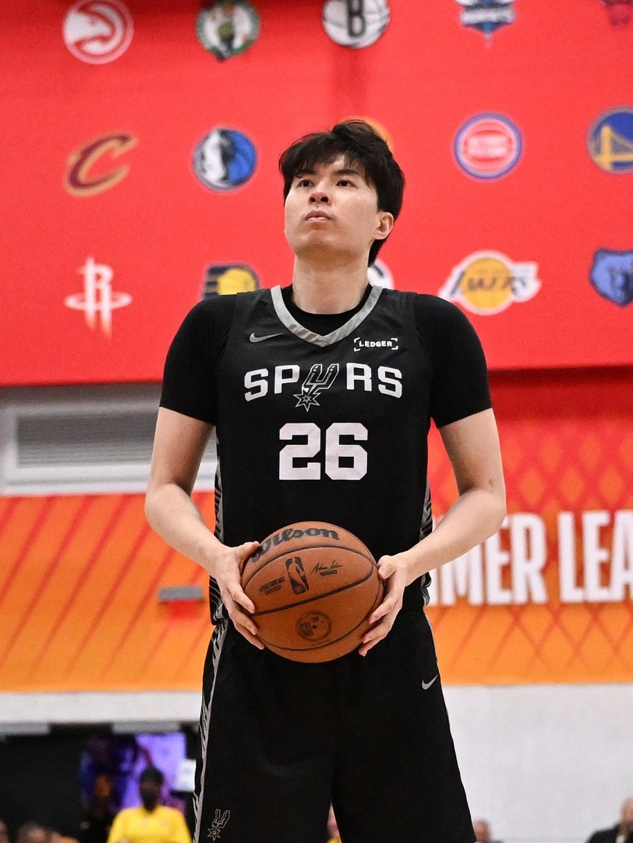 韩国球员李贤重与开拓者队签下一份训练营合同。 ​​​