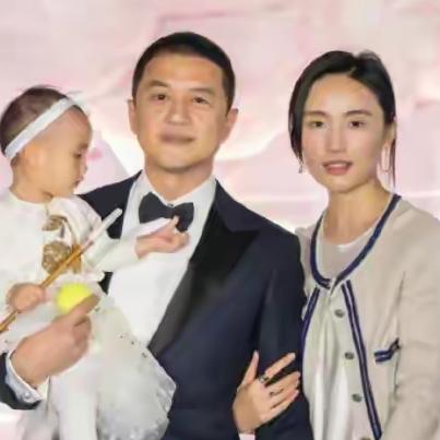 1李亚鹏与海哈金喜官宣离婚，称已办理手续，3岁女儿随母亲生活，由双方共同抚养。