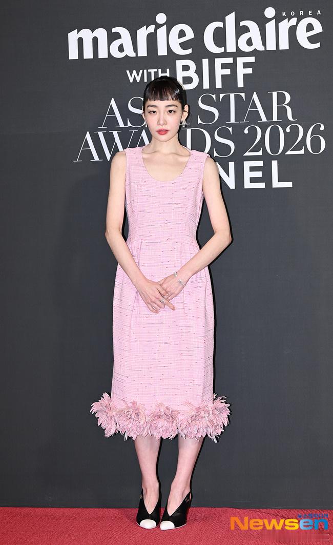 金敏荷出席2026Marie Claire 亚洲明星大奖～是赫本风欧尼[手指比心