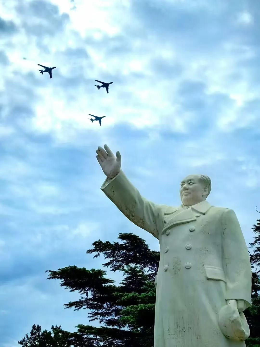 在抗日战争全面爆发的时候，毛主席就深刻地指出：中国人民进行的这场民族解放战争，“
