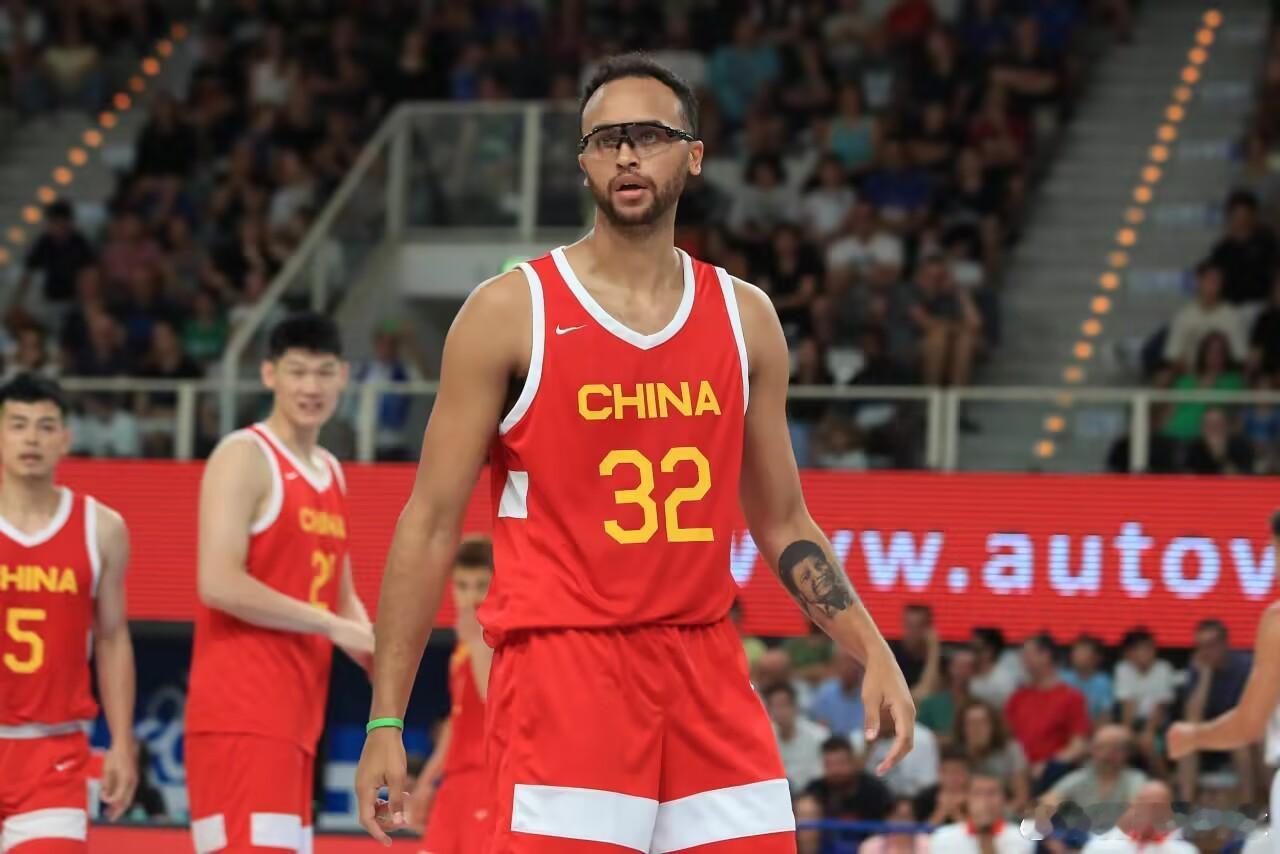中国男篮9月11日讯 中国男篮归化球员李凯尔，近日在播客节目中谈到了有关中国篮球