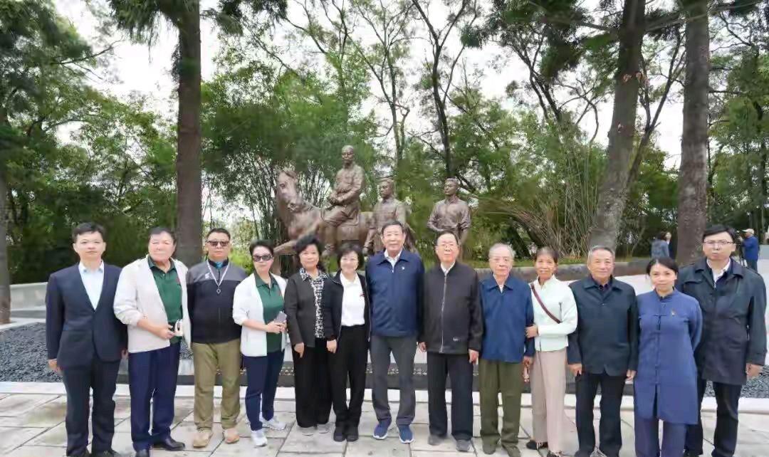 英雄曾未走远，世人谨记缅怀。这是令人动容泪目的场景。

当吴石将军、陈宝仓将军、