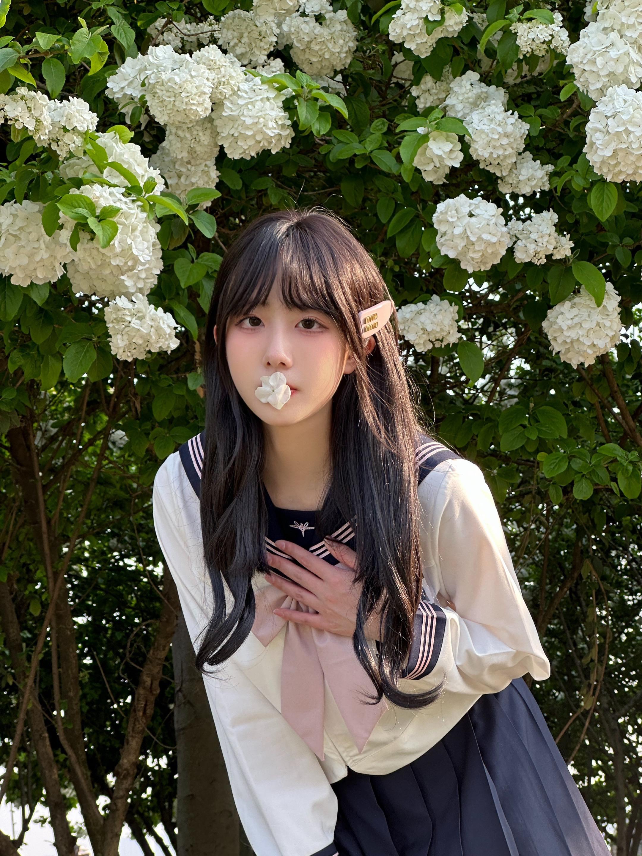 人生荒芜，所以春天周而复始。把春天的情绪写成诗