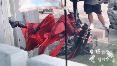 #龚俊暗河传贴墙路透##龚俊贴墙路透# ​​​龚俊贴墙路透来了！好飘逸的苏暮雨！