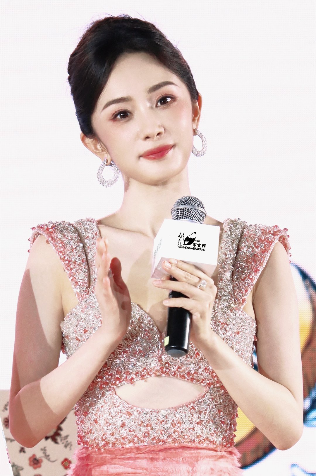 #杨幂[超话]#水灵灵的水蜜桃公主，杨幂这颜值真的很稳定！ ​​​