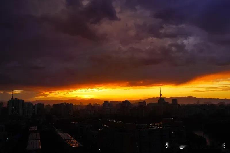抱怨：存在的裂缝中透出的觉醒之光
 
 在存在主义的视野中，抱怨不再是简单的负面