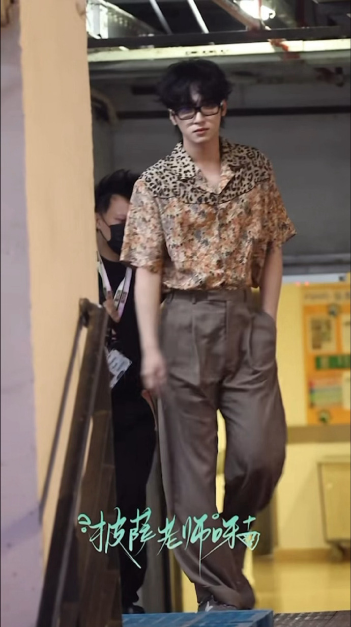 严浩翔走路劲劲的严浩翔上班路走成秀场 严浩翔上班路走成秀场，严浩翔走路劲劲的，严