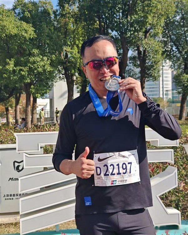 荣耀前CEO赵明现身上海马拉松 职场之外解锁跑者身份，从日常健身到完赛全马，每一