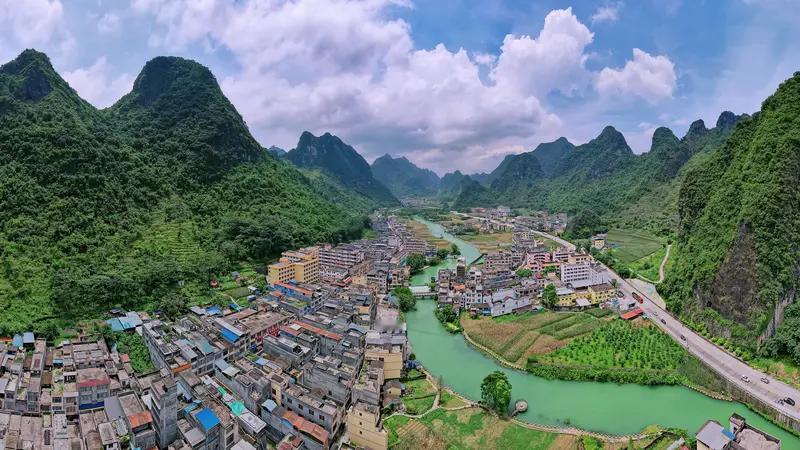 【巴马的长寿，藏于每一口清甜的空气、每一缕纯净的阳光、每一捧富含矿质的山泉之中】