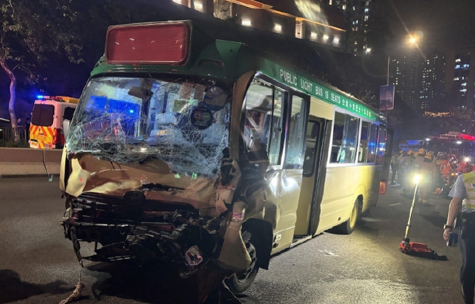 #香港72岁小巴司机涉危险驾驶被拘捕#【香港小巴相撞事故伤者均清醒！72岁司机涉