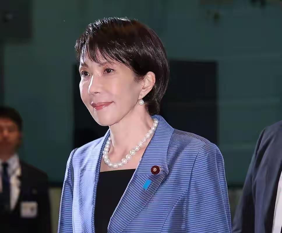 12月19日，中亚五国首脑要齐聚东京开首次峰会，日本首相高市早苗在记者会上瘪着嘴