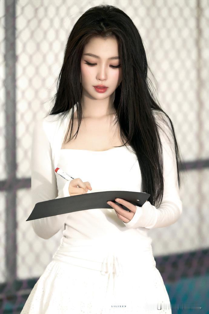 白衣少女低头专注记录，黑发红唇超吸睛！这份认真又可爱的模样，谁看了不心动呀？