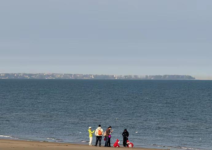 长这么大还从没亲眼见过海市蜃楼，没想到近日秦皇岛沿海就出现了一场震撼的海市蜃楼奇