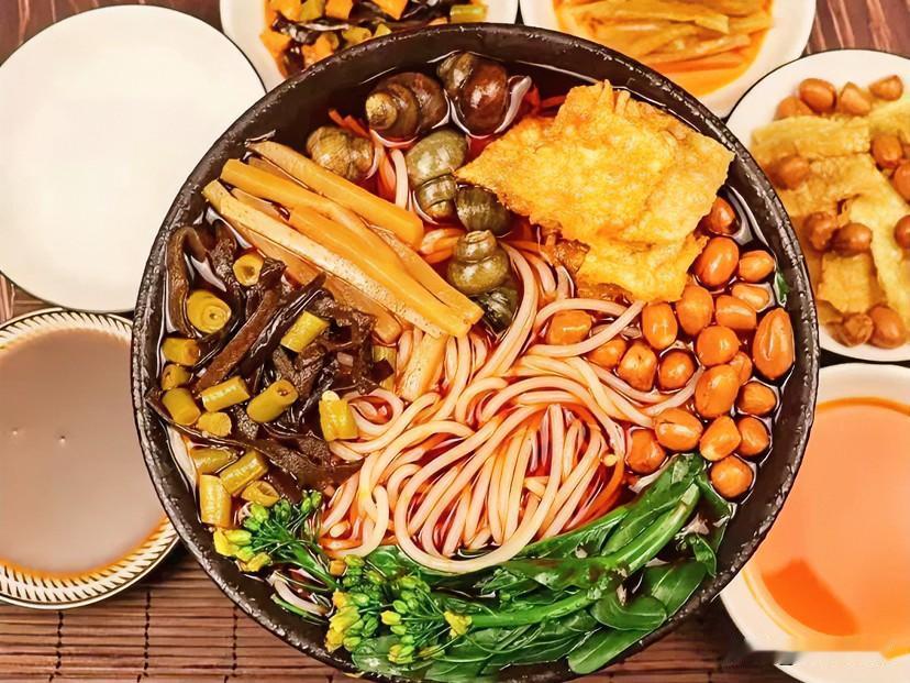 说起吃粉，我还是最喜欢广西的螺蛳粉。

记得多年前去柳州，走出酒店，满大街的螺蛳