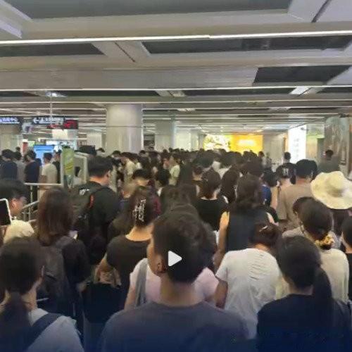7月20日早高峰时段，深圳碧海湾地铁站因地铁安检全覆盖新规落地，进站客流集中积压